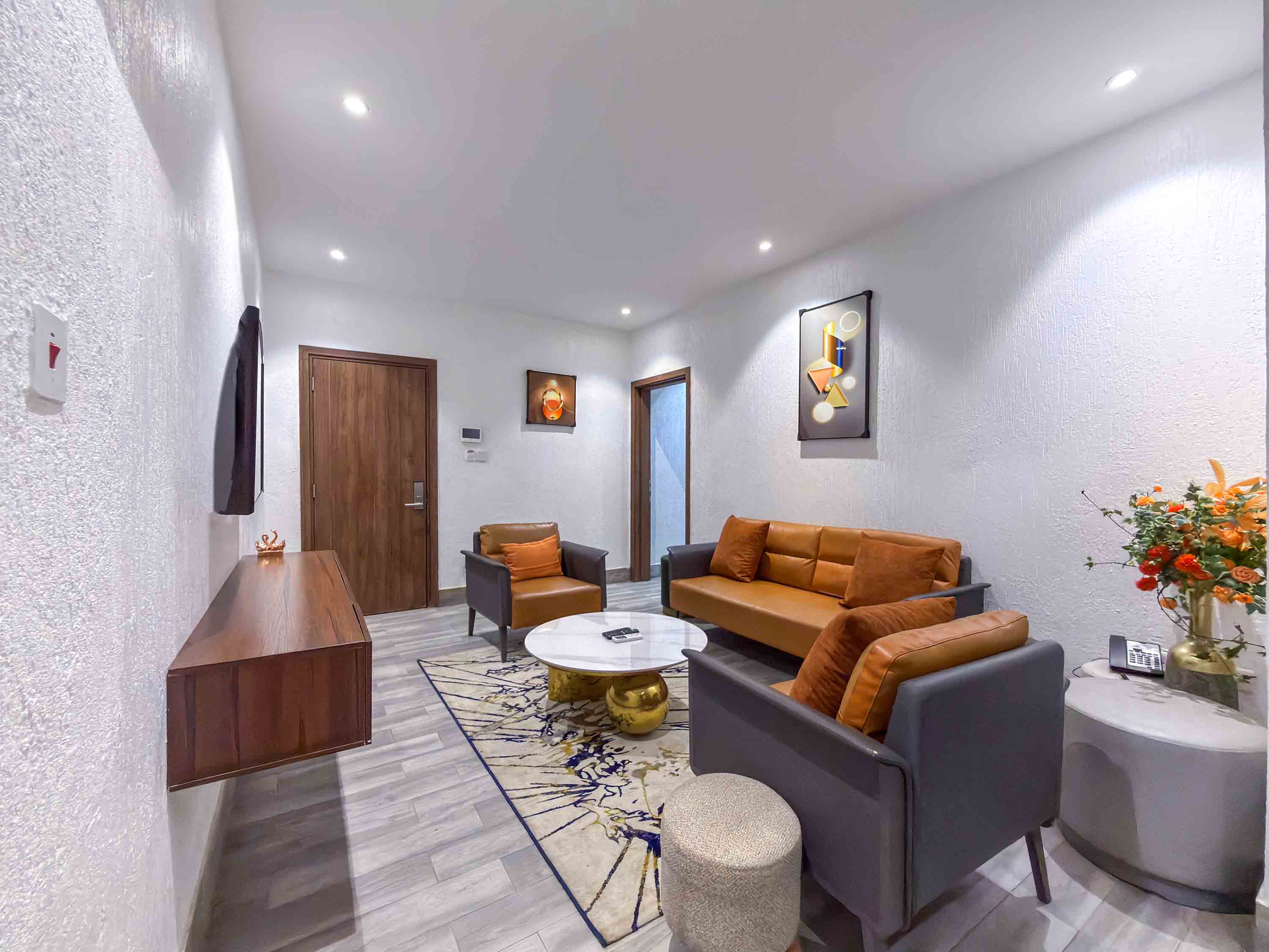 EXECUTIVE SUITE - Image 1